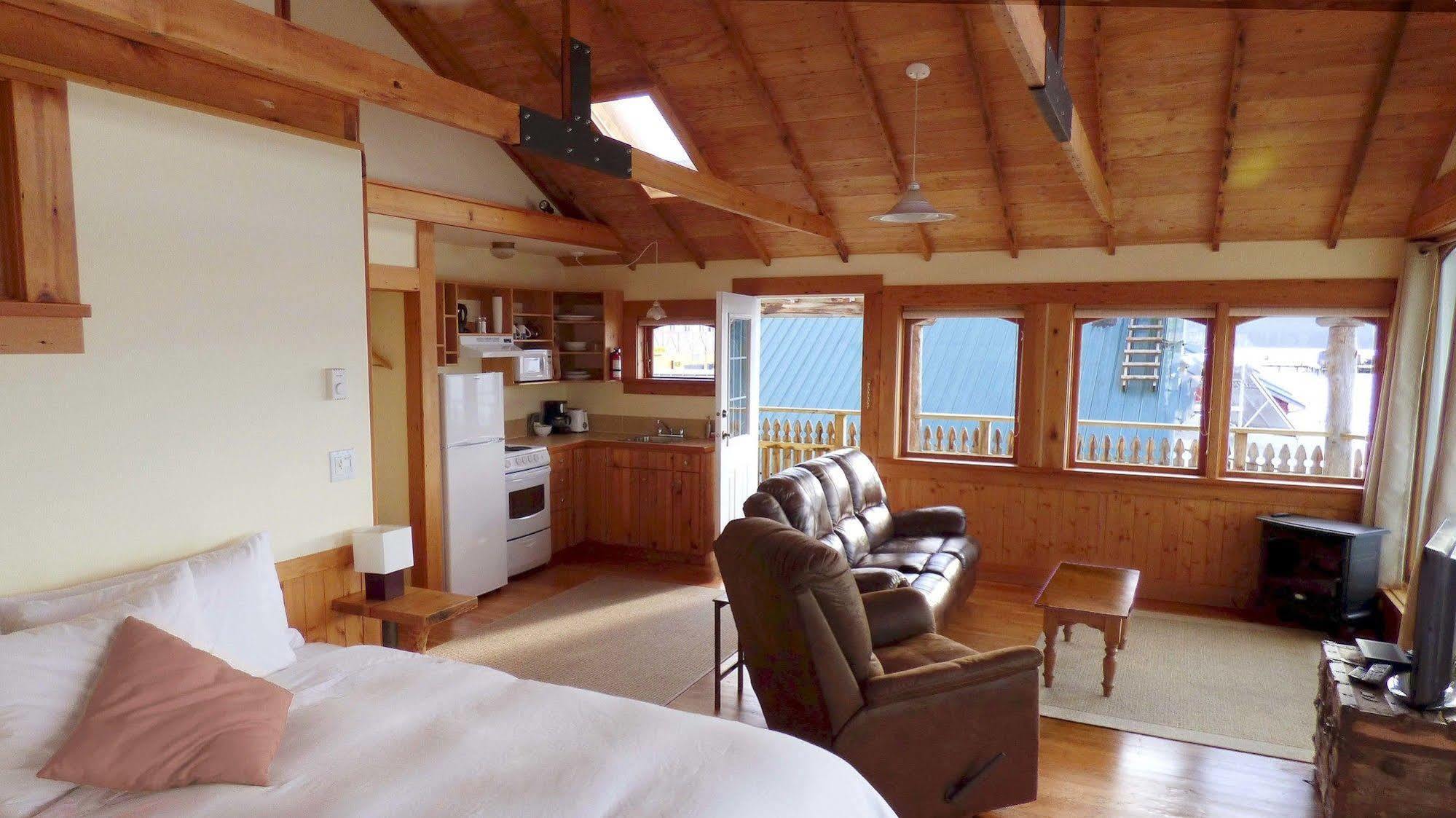 Seine Boat Inn Alert Bay Zewnętrze zdjęcie